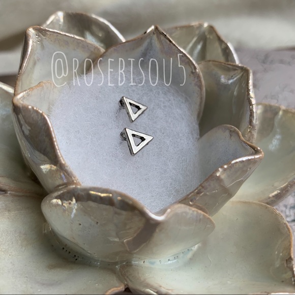 💋🆕Open Triangle Silver Stud Earrings - Picture 6 of 7